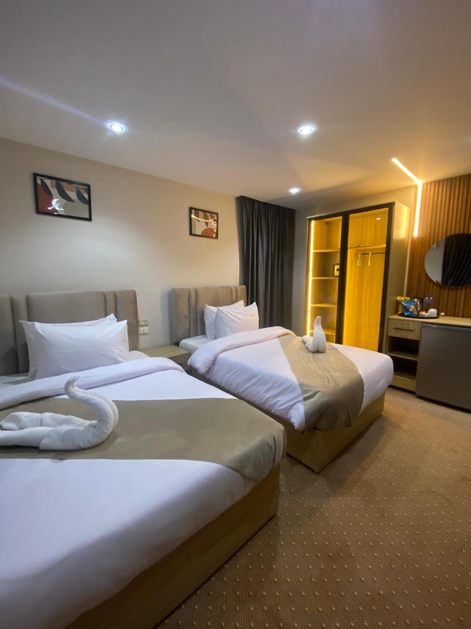 Royal Golden Pyramids Inn Giza Bagian luar foto
